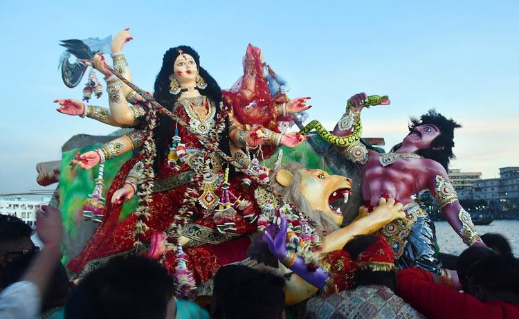 প্রতিমা বিসর্জনের মধ্য দিয়ে শেষ হলো দুর্গোৎসব